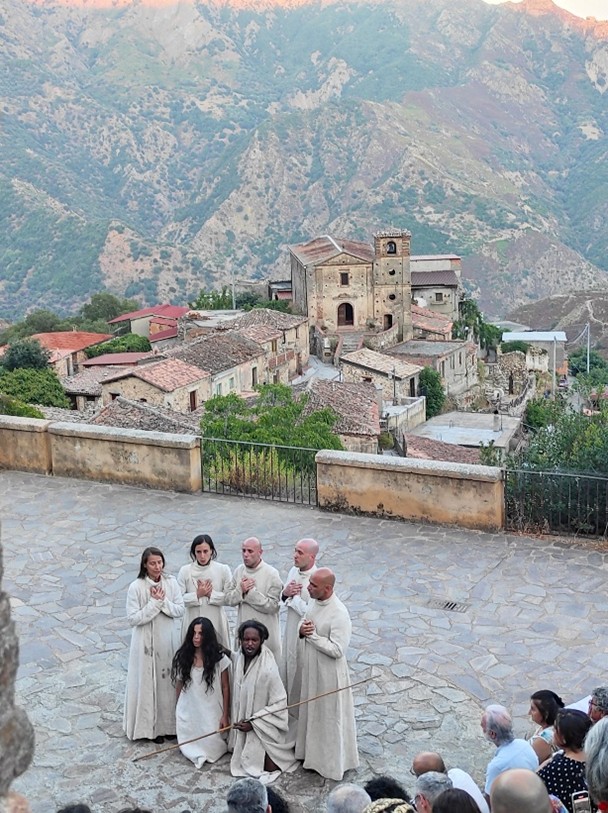 Tragùdia, Il canto di Edipo incanta Gallicianò: un tributo alla lingua, al mito e a Salvino Nucera